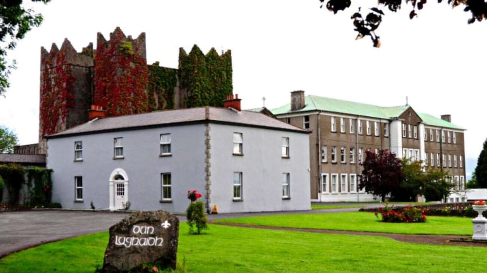 Das historische Steingebäude mit einem hohen Turm auf dem Gelände der St. Mary's Holy Faith in Killester.