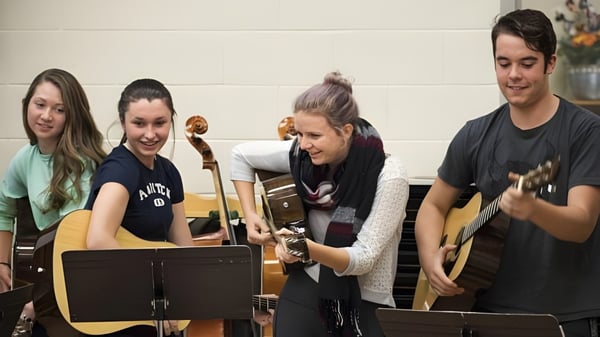 Eine Gruppe Schüler spielt gemeinsam Musikinstrumente im Probenraum des St Mary’s District & Vocational Collegiate Institute.