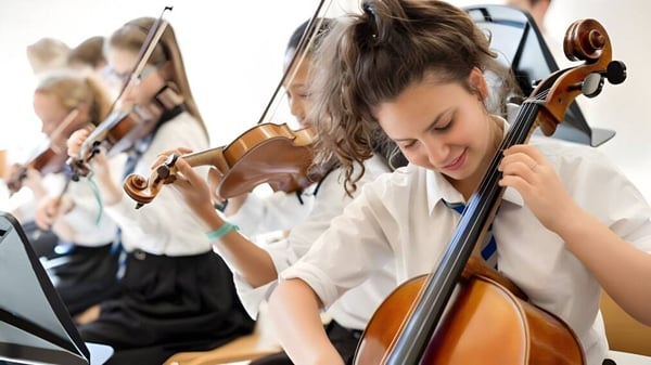Eine Gruppe junger Musiker spielt Violinen im Unterricht der St. Mary’s Music School.
