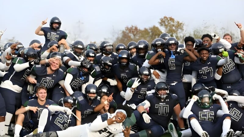 Eine Gruppe von Footballspielern in Uniform steht auf dem Spielfeld der St. Mary's Ryken High School.