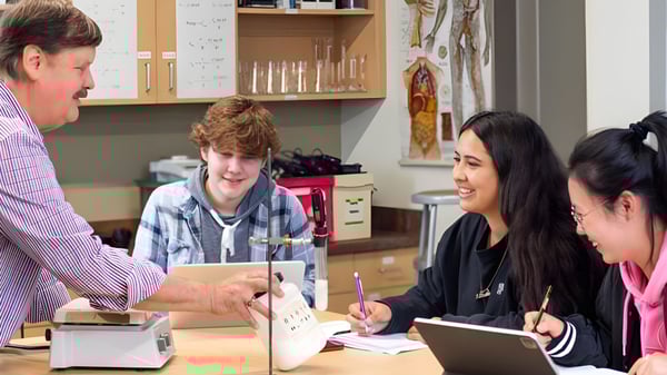 Eine Gruppe Schülerinnen und Schüler der St. Mary's School diskutiert mit einer Lehrkraft im Klassenraum.