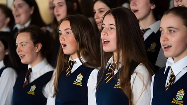 Eine Gruppe Schülerinnen und Schüler der St. Mary’s Secondary steht gemeinsam im Chor und trägt Schuluniformen.