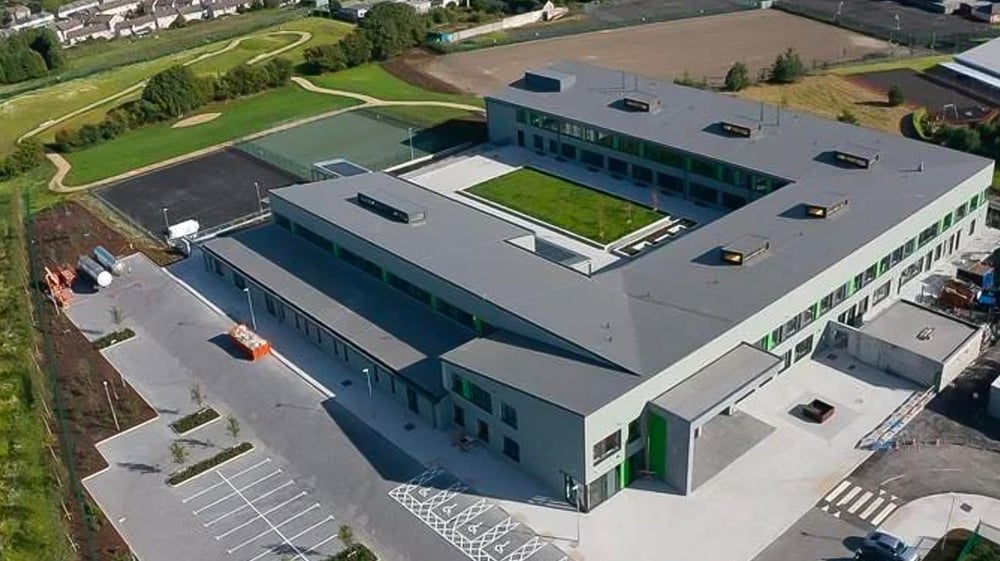 Das moderne mehrstöckige Gebäude der St. Mary’s Secondary befindet sich in einem Wohngebiet und ist von Grünflächen umgeben.