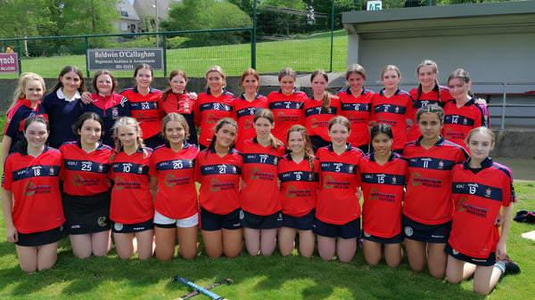 Eine Gruppe junger Athletinnen posiert auf einem Rasenfeld auf dem Gelände der St. Mary's Secondary School in Macroom.