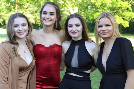 Vier Schülerinnen der St. Mary's Secondary School in Macroom posieren gemeinsam im grünen Außenbereich.