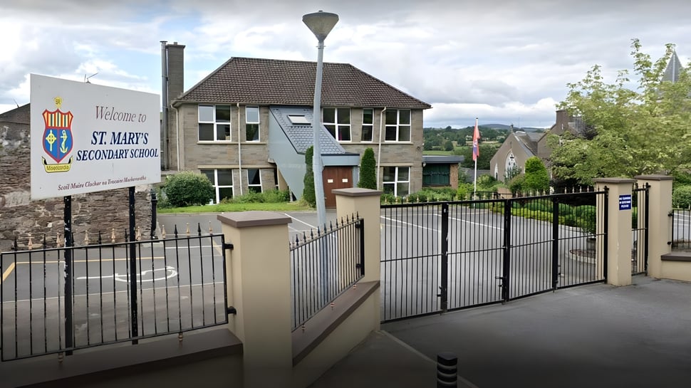 Das zweistöckige Backsteingebäude mit Ziegeldach der St. Mary's Secondary School in Macroom steht in einem Wohngebiet.