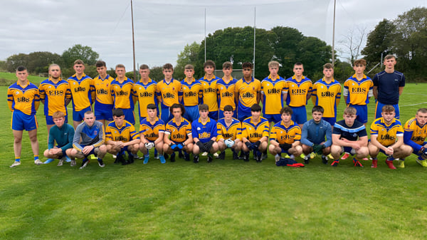 Eine Gruppe von Fußballspielern posiert auf einem Feld auf dem Campus der St. Mary’s Diocesan School.