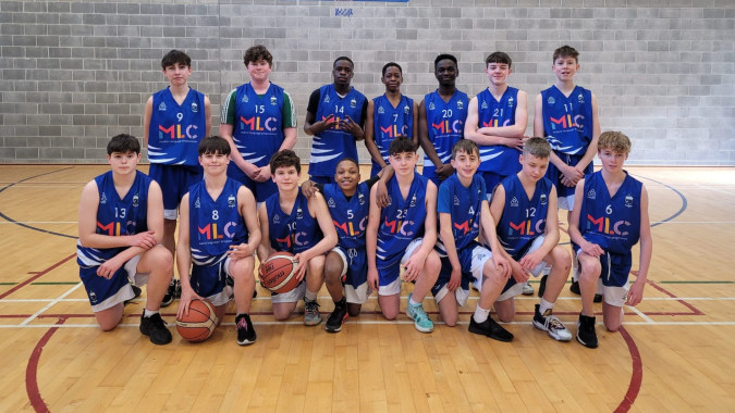Eine Gruppe von Schülerinnen und Schülern spielt Basketball in der Sporthalle des St. Mel’s College.