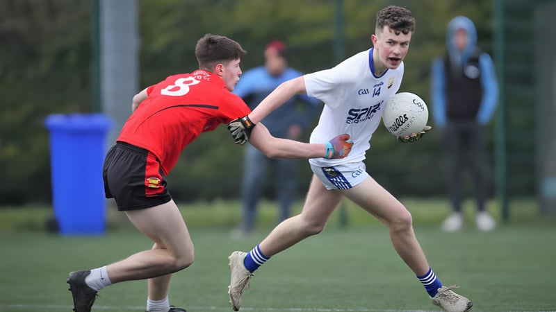 Zwei Schüler des St. Mel’s College kämpfen während eines Rugbyspiels auf dem Spielfeld um den Ball.