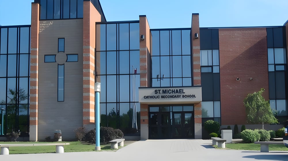 Das moderne Gebäude der St. Michael Catholic Secondary School mit Kreuzsymbol und gepflegtem Außenbereich.