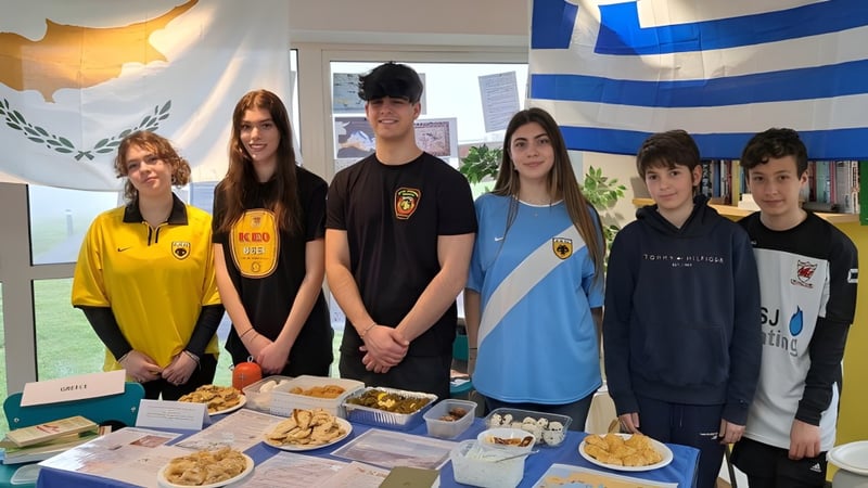 Schüler der St. Michael’s School stehen vor einer Ausstellung mit verschiedenen Lebensmitteln und bunter Dekoration.