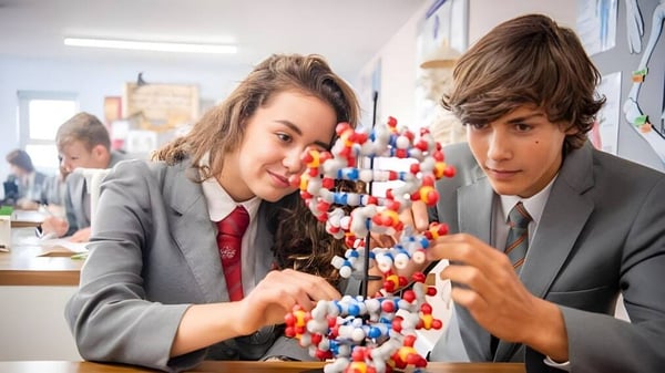Zwei Schülerinnen der St. Michael’s School untersuchen ein Molekülmodell in einem naturwissenschaftlichen Klassenraum.