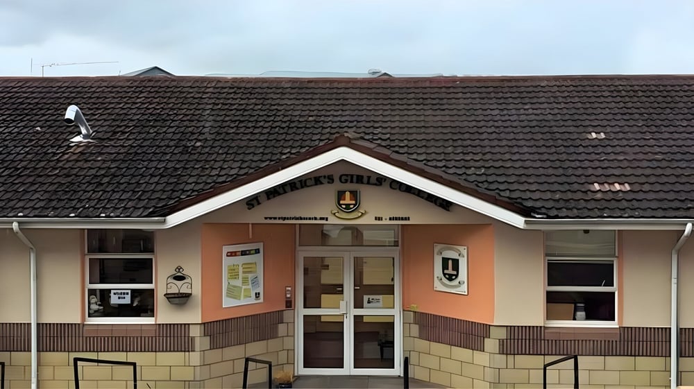 Das zweistöckige Gebäude mit Eingang des St. Patricks College in Cork ist als Bildungseinrichtung erkennbar.