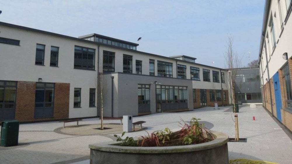 Das mehrstöckige Gebäude mit großen Fenstern und Innenhof auf dem Campus von St. Patrick's College.