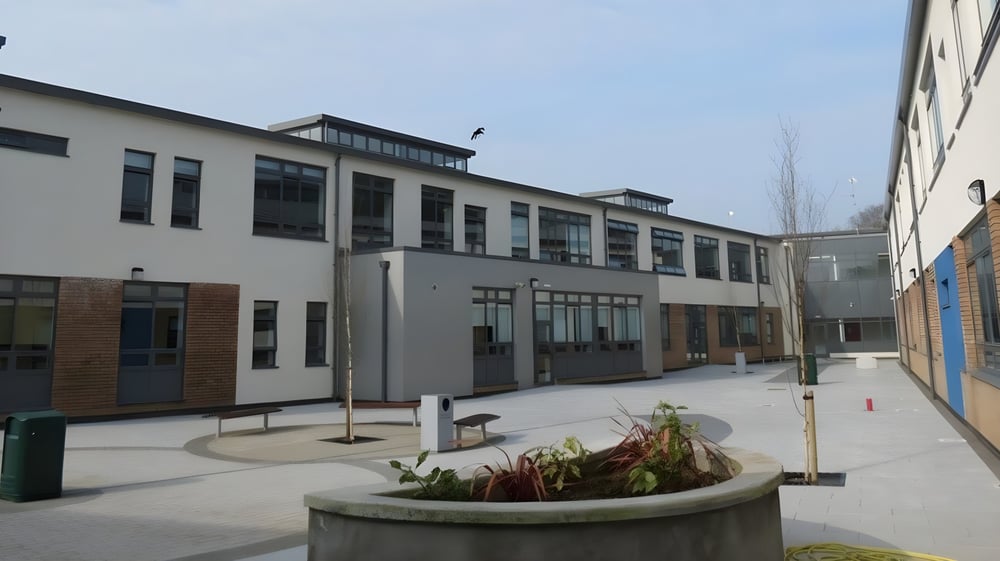 Das moderne, mehrstöckige Gebäude mit großen Fenstern und einem Innenhof auf dem Campus des St. Patrick's College.