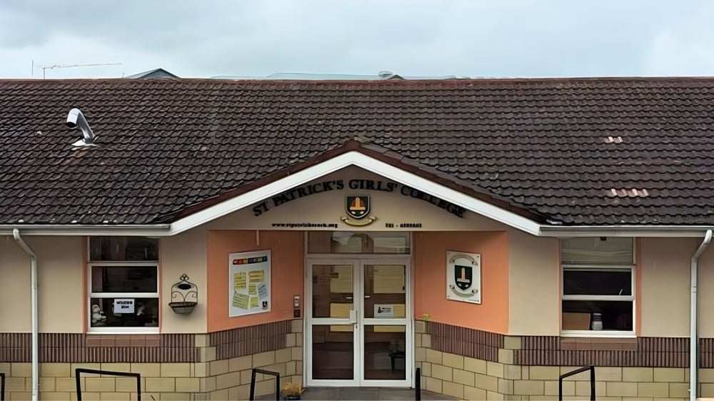 Das kleine eingeschossige Gebäude mit rotem Ziegeldach und oranges Fassade auf dem Campus des St. Patricks College in Cork.