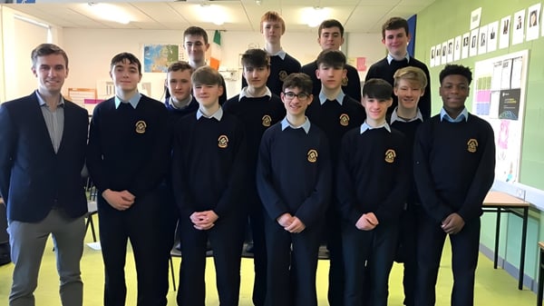 Eine Gruppe Schüler steht gemeinsam in einem Klassenzimmer auf dem Campus von St. Patrick's College.