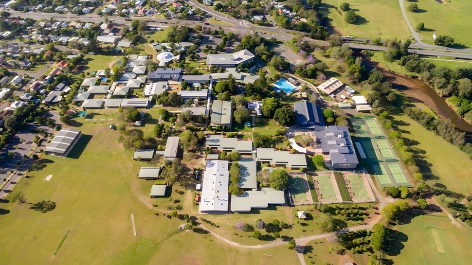 Luftaufnahme einer kleinen Stadt in einer grünen Landschaft in der Nähe von St Paul’s School.