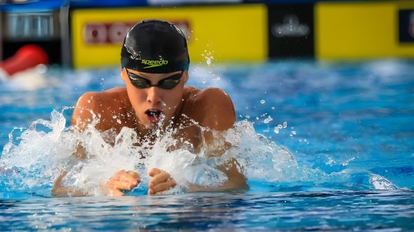 Ein Schwimmer mit schwarzer Kappe und Schwimmbrille führt im Pool der St Paul’s School den Brustschwimmstil aus.