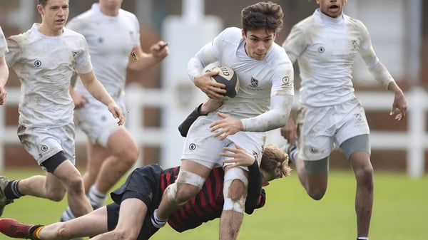 Schüler der St. Paul's Secondary (Galway) spielen ein intensives Fußballspiel auf dem Schulgelände.