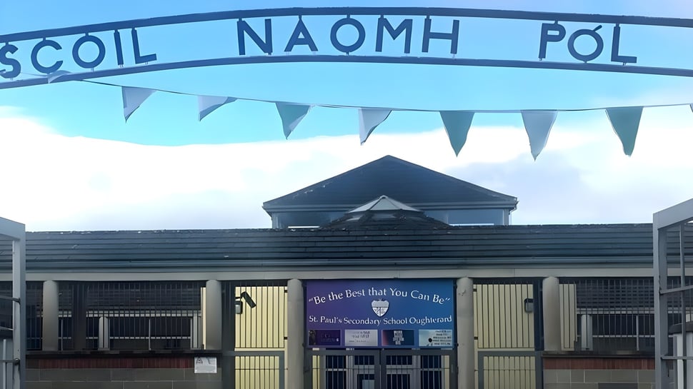 Das Schulgebäude der St. Paul’s Secondary in Galway mit einem Schild über dem Eingang und mehreren Fahnen an der Fassade.