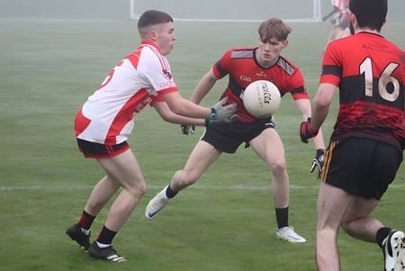 Schüler der St. Paul's Secondary School aus Kildare spielen ein Rugbyspiel auf einem grasbewachsenen Spielfeld.