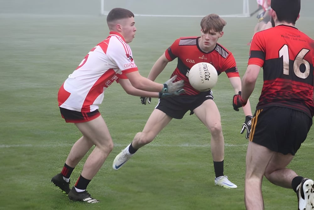Schüler der St. Paul's Secondary School aus Kildare spielen ein Rugbyspiel auf einem grasbewachsenen Spielfeld.