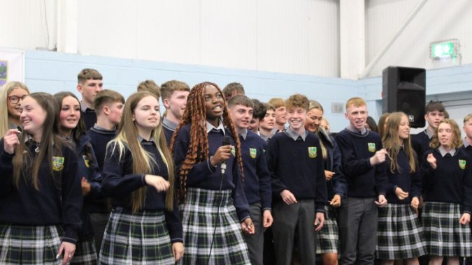 Eine Gruppe von Schülerinnen und Schülern der St. Paul's Secondary School im Schulflur stehend.