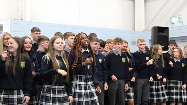 Eine Gruppe Schülerinnen und Schüler der St. Paul's Secondary School (Kildare) steht gemeinsam in einem Klassenraum.