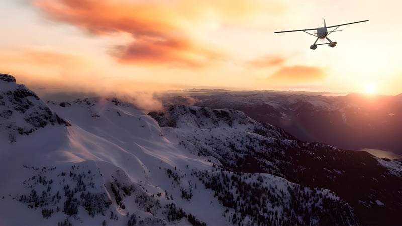 Ein kleines Flugzeug fliegt über eine schneebedeckte Berglandschaft bei Sonnenuntergang nahe der St. Peter High School.