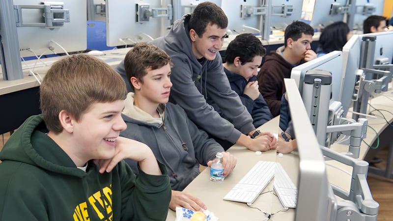 Schüler der St. Peter’s High School arbeiten gemeinsam an Computern im Computerraum.