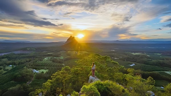 Luftaufnahme einer grünen Landschaft mit einem Felsen im Hintergrund auf dem Gelände von St. Peters Lutheran College.