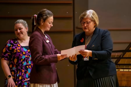 Drei Frauen stehen im Flur des St. Peters Lutheran College und führen eine förmliche Unterhaltung.