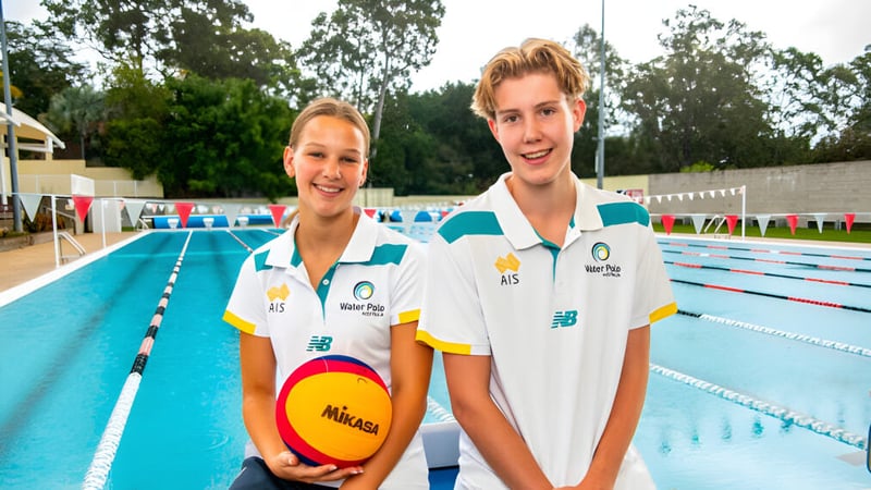 Zwei junge Athleten in Sportkleidung neben dem Schwimmbecken auf dem Campus von St. Peters Lutheran College halten einen Volleyball.