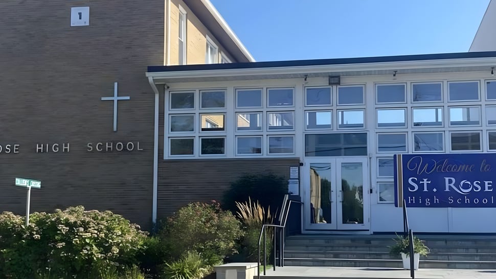 Das Backsteingebäude der St. Rose High School mit großen Fenstern und einem einladenden Eingangsschild ist zu sehen.