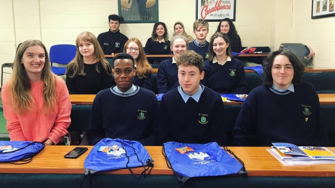 Schülerinnen und Schüler sitzen im Klassenzimmer der St. Tiernan’s Community School und lernen gemeinsam.