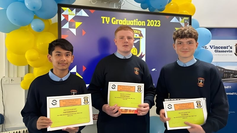 Drei Schüler der St. Vincent's Secondary School in Dublin halten ihre Urkunden bei der TV Graduation 2023.