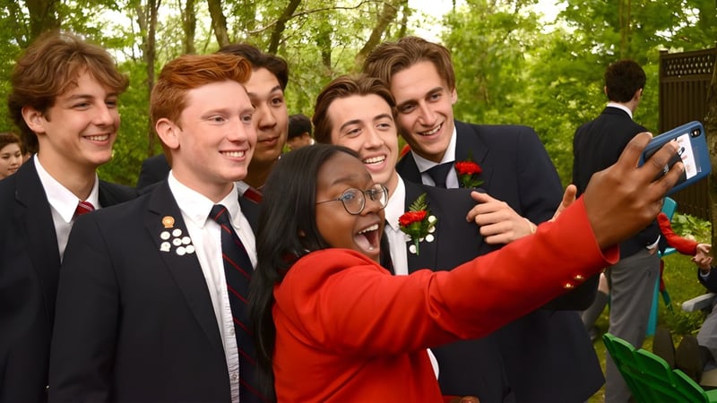 Eine Gruppe Schüler des Stanstead College macht im grünen Außenbereich zusammen ein Selfie.
