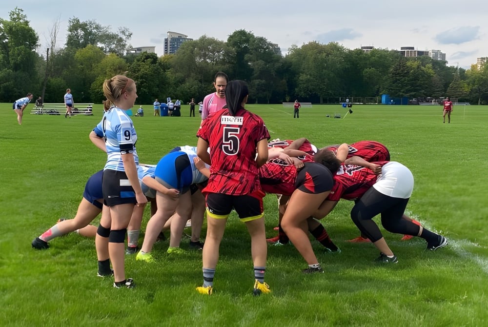Eine Gruppe von Schülerinnen und Schülern spielt auf dem Sportplatz des Stephen Leacock Collegiate Institute.