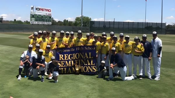 Schüler der Stephenville High School posieren gemeinsam auf dem Baseballfeld als regionale Halbfinal-Champions.