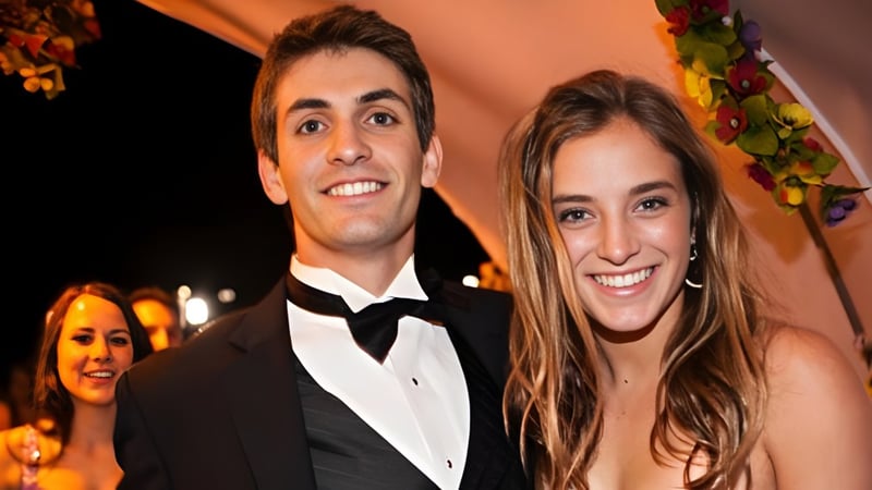 Ein Paar bei einer festlichen Veranstaltung auf dem Campus der Stevenson School.