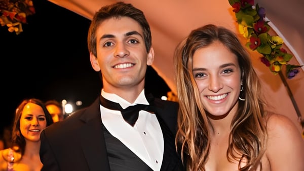 Ein Paar in formeller Kleidung bei einer Feier auf dem Gelände der Stevenson School.