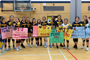 Eine Gruppe weiblicher Basketballspielerinnen der Steveston-London Secondary School steht mit Bannern in der Sporthalle.