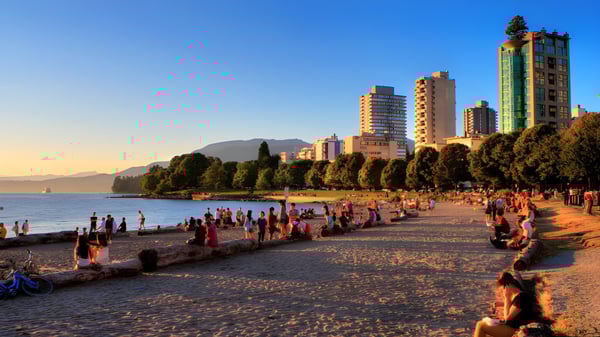 Blick auf den Strand vor Hochhäusern bei Sonnenuntergang in der Nähe der Steveston-London Secondary School.