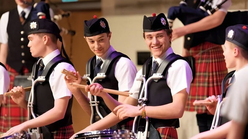 Schüler von Stewart’s Melville College tragen schottische Trachten und Kilts bei einer Zeremonie.