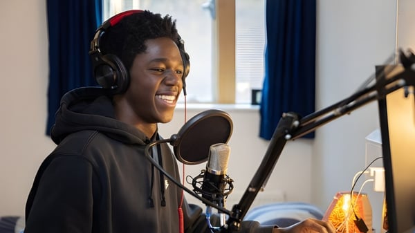 Ein Schüler der Steyning Grammar School singt leidenschaftlich in einem Tonstudio.