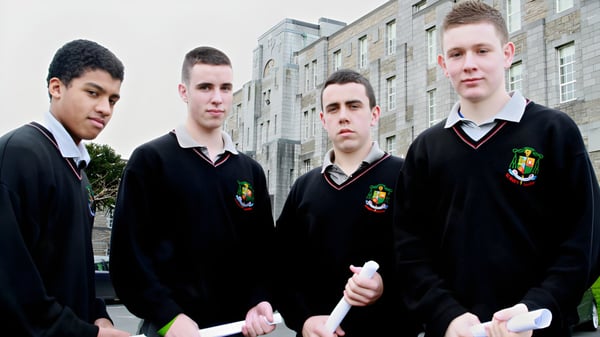 Vier Schüler in Schuluniform stehen vor einem Backsteingebäude auf dem Campus von St. Mary’s College Ballysadare.