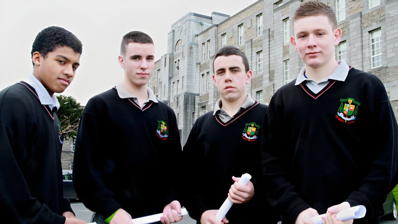 Vier Schüler in Schuluniform stehen vor einem Backsteingebäude auf dem Campus von St. Mary’s College Ballysadare.