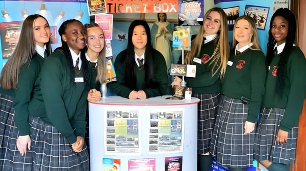 Eine Gruppe von Schülerinnen und Schülern der St. Mary’s Secondary School (Baldoyle) steht vor einem Informationstafel mit Schulmaterialien.