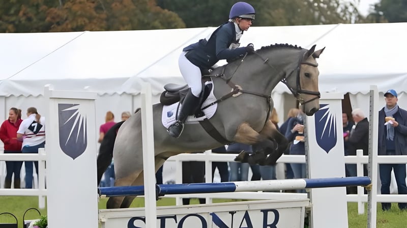 Ein Schüler der Stonar School reitet im Freien über ein Hindernis bei einem Reitwettbewerb.